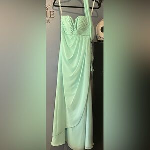 Women’s bridesmaid or prom dress Mori Lee size 4 with a Sache